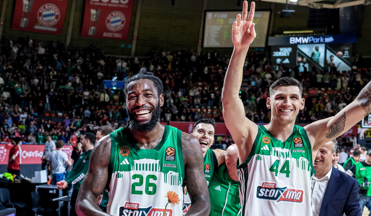 Schlussjubel, Mathias Lessort #26 (Panathinaikos Athen), Marius Grigonis #40 (Panathinaikos Athen), FC Bayern Basketball vs. Panathinaikos Athen, Basketball, EuroLeague, 33. Spieltag, 05.04.2024